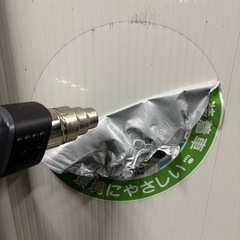 トラックのステッカー(看板)剥がし作業の画像