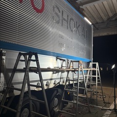 トラックのステッカー(看板)剥がし作業の画像