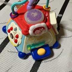 牛の手押し車と知育玩具の画像