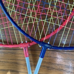 でっかいバトミントンのラケット2本&でっかいシャトル2個の画像