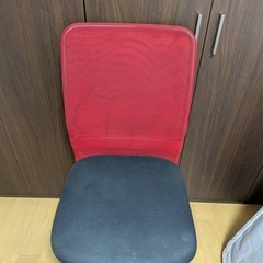 赤と黒の　メッシュデスクチェアの画像