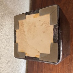 EMIRIO ROBBA 金属製四角形花瓶 花の彫刻付きの画像