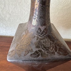 EMIRIO ROBBA 金属製四角形花瓶 花の彫刻付きの画像