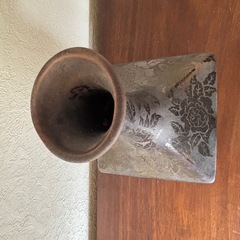 EMIRIO ROBBA 金属製四角形花瓶 花の彫刻付きの画像