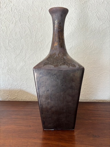 EMIRIO ROBBA 金属製四角形花瓶 花の彫刻付き