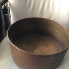 銅で出来た入れ物の画像