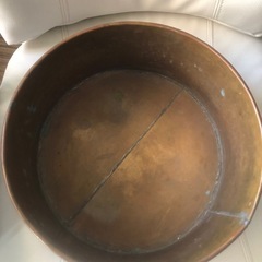 銅で出来た入れ物の画像