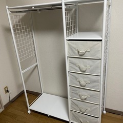 白いハンガーラック（半分新品）の画像
