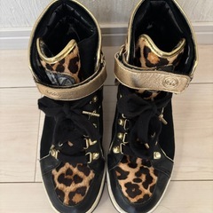 マイケルコーススニーカーの画像