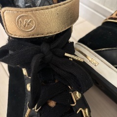 マイケルコーススニーカーの画像