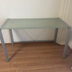 ガラステーブルの画像