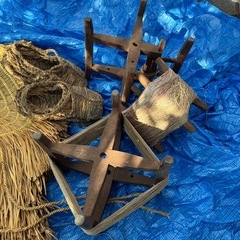 古民具まとめて　糸巻 げんべい草履 会津ヒロロ蓑 古道具骨董の画像