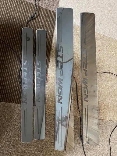 ステップワゴン　LEDスカッフプレート