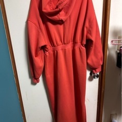オレンジ　ワンピース　パーカー　冬服の画像