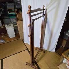 木製ハンガーラックの画像