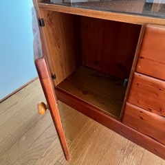 レトロな食器棚の画像