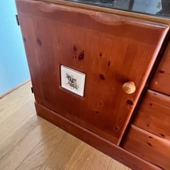 レトロな食器棚の画像