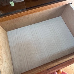 レトロな食器棚の画像