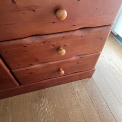 レトロな食器棚の画像