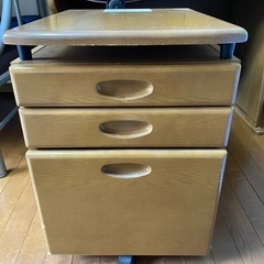 譲ります❗️学習机　細かい傷はありますが丈夫な机ですので充分使えます。の画像