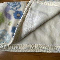 京都西川の毛布 花柄 クリーム系の画像