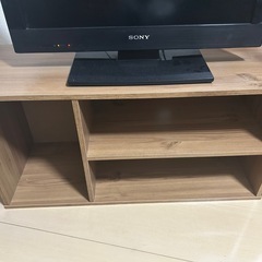テレビ22型とテレビ台の画像