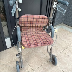 手押し車　老人　シルバーカーの画像