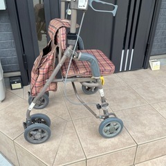 手押し車　老人　シルバーカーの画像