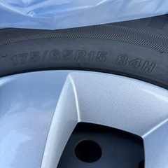 ブリヂストンタイヤホイール付きの画像