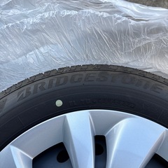 ブリヂストンタイヤホイール付きの画像