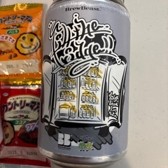 お菓子とビールの画像