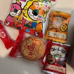 お菓子とビールの画像