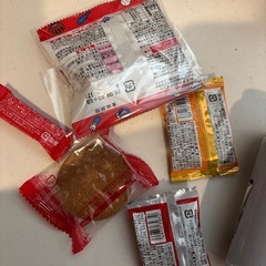 お菓子とビールの画像