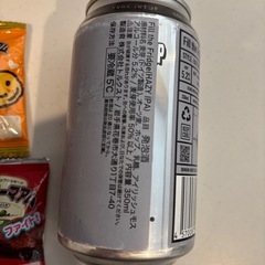 お菓子とビールの画像