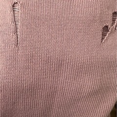 ダメージ加工のニットの画像