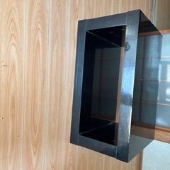 アンティーク家具　本棚 収納 a4対応 スリムラック 三段 収納棚 コミックラック cd dvd マルチラック ディスプレイ 棚 オープンラック おしゃれ カラーボックス　収納 収納ボックス 安い 三段 本棚 おしゃれ 子供部屋収納 福岡　田川　骨董品　骨董  TVボード　テレビボード　黒　ブラック　オシャレ 縦40センチ 横60センチ 高さ30センチ 艶ありブラック 小傷などあります。の画像