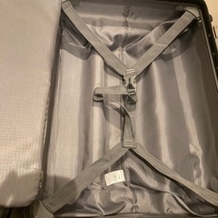 PLUG グレー キャリーケース TSAロック付き　ガンメタの画像