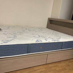 シモンズ クイーンサイズ ベッド マットレスの画像