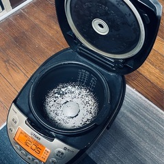 TIGER 炊飯器 タイガー魔法瓶　炊きたて JKT-J101　5.5合の画像
