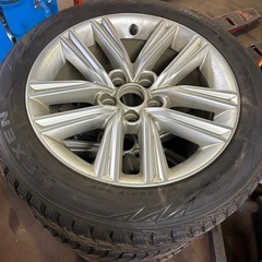 【取引中)】21クラウン 純正ホイール 冬タイヤ スパイクタイヤ スタットレス　ピンタイヤの画像