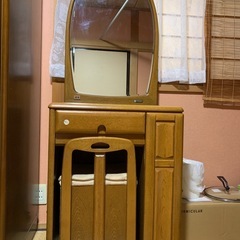 収納付の椅子とドレッサーの画像