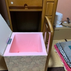 収納付の椅子とドレッサーの画像