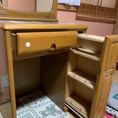 収納付の椅子とドレッサーの画像