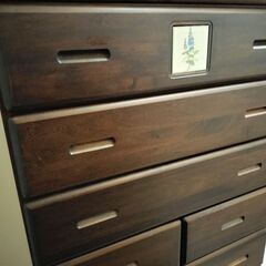 濃いブラウンのモダンデザインの画像