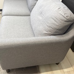 グレー３人掛けソファーの画像