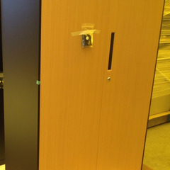 Hスチールロッカー【トゥーロン／ブラック×ナチュラル色】オフィス収納棚 おしゃれ 書類 鍵付き スチール シェルフ 木目柄 業務用 書庫 収納庫 5段 訳あり B品 アウトレット品 完成品※定価31,990円の画像