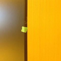 Hスチールロッカー【トゥーロン／ブラック×ナチュラル色】オフィス収納棚 おしゃれ 書類 鍵付き スチール シェルフ 木目柄 業務用 書庫 収納庫 5段 訳あり B品 アウトレット品 完成品※定価31,990円の画像