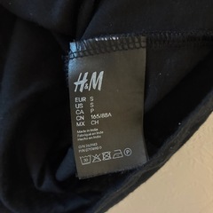 H&M黒Tシャツの画像