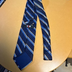 VANのネイビー、ブルー、オレンジのストライプ柄ネクタイの画像