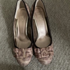 薄いヒョウ柄のパンプス